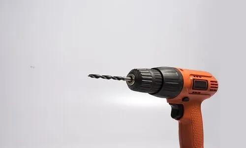 drill-proper-tools-screw-driftwood